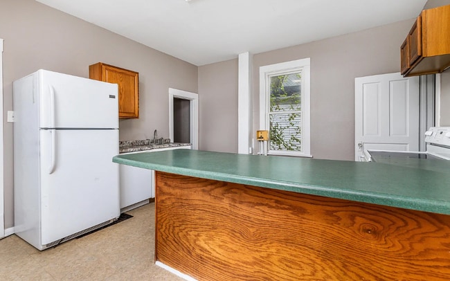 Photo - Charming 3-bedroom 1-bathroom single family house rental with a fenced in yard