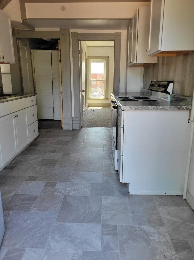 Building Photo - 1006 E 2nd St