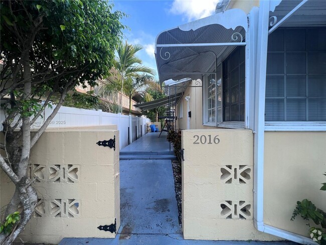 Building Photo - 2016 Pierce St Unit 2 Rental