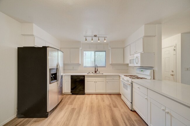 Photo - Beautifully remodeled ground-floor, 2 bed ... Unit 2