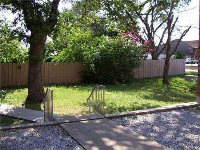 Photo - 208 N Vandeveer St
