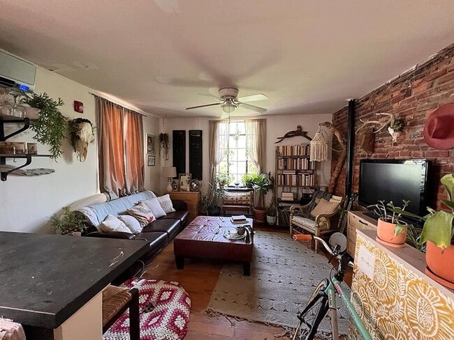 Building Photo - Spacious one bedroom Unit 4