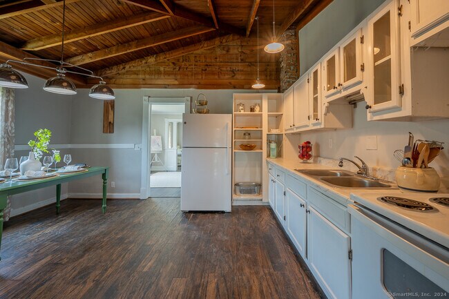 Photo - 1279 Enfield St