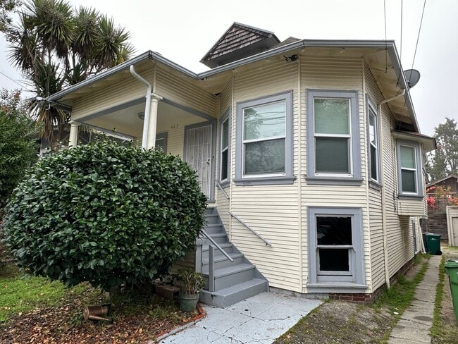 Building Photo - Charming Temescal Gem with Timeless Character & Spacious Living