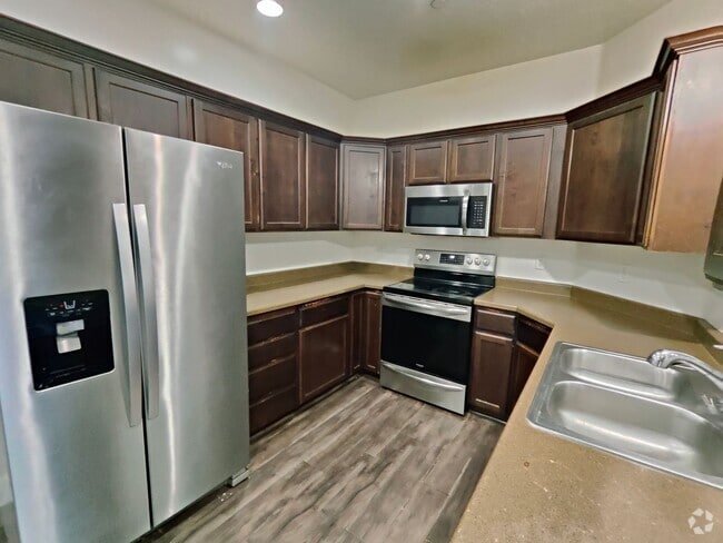 Building Photo - Charming 3-Bed, 2-Bath Condo