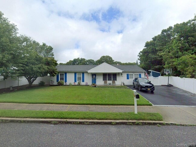 Building Photo - 549 Blue Point Rd