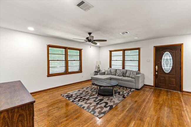 Photo - 4827 Ave Q 1/2