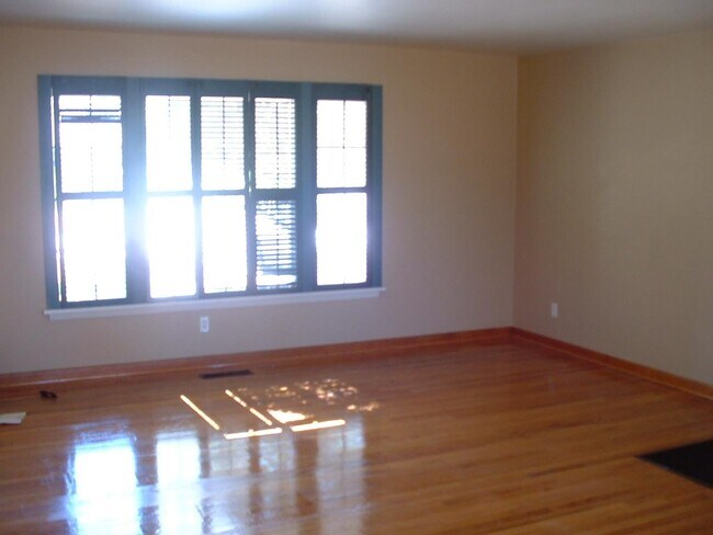Photo - 1209 Windsor Way