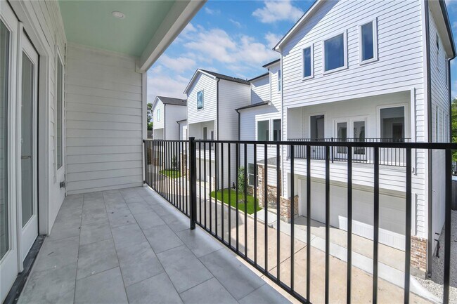 Photo - 209 N Edgewood St