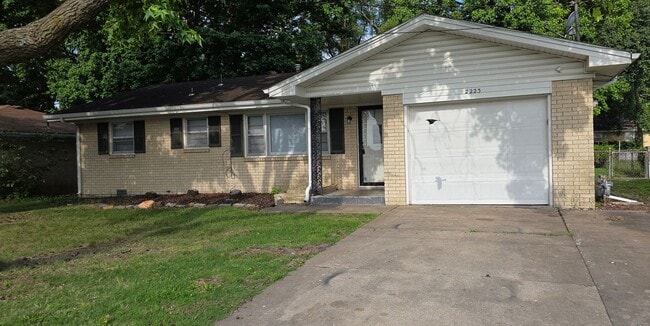 Building Photo - 3 Bedrooms 2 Bathrooms $1195!