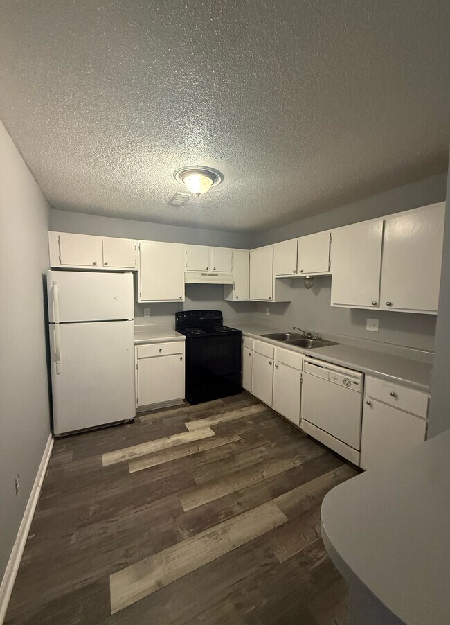 Building Photo - The Oaks Unit E7