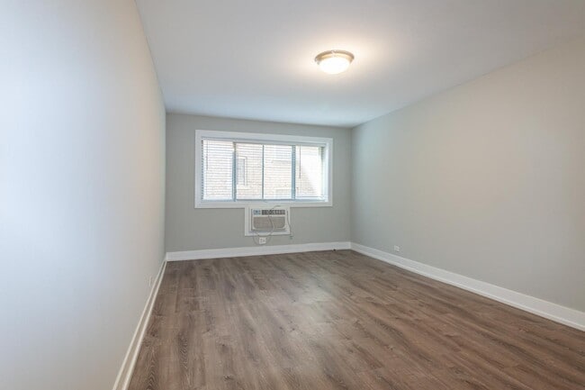Building Photo - 530 W Surf St Unit 219