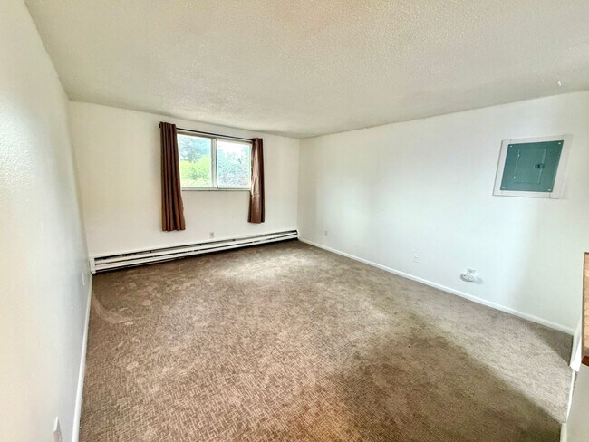 Photo - Quiet and private 1 bedroom on the 1st floor - in Glendale Unit G10