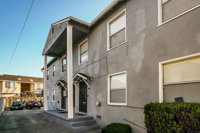 Building Photo - Sweet & Charming 2 Bedroom Richmond Apartment