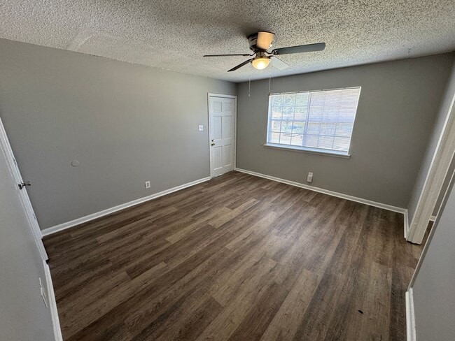 Building Photo - 619-621 Newcastle Drive Unit 619NEWCASTLE