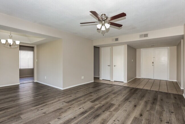 Photo - 2300 E Chicago St