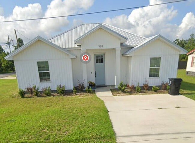 Building Photo - 3218 Douglas Rd