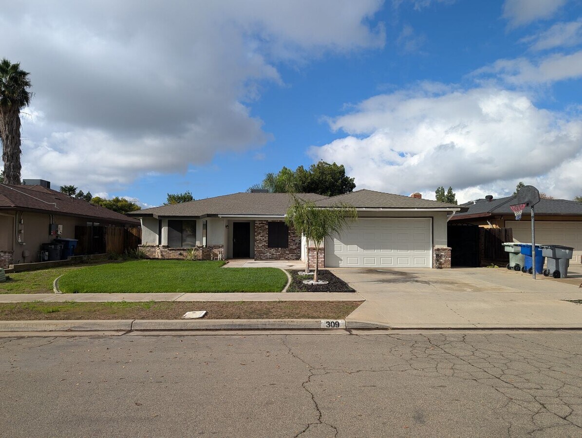 Nice home home offering nice amenities. Swimming pool + close to shopping and schools. - Nice home home offering nice amenities. Swimming pool + close to shopping and schools.