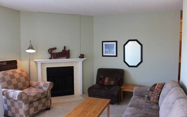 Photo - 833 Wollaston Crescent