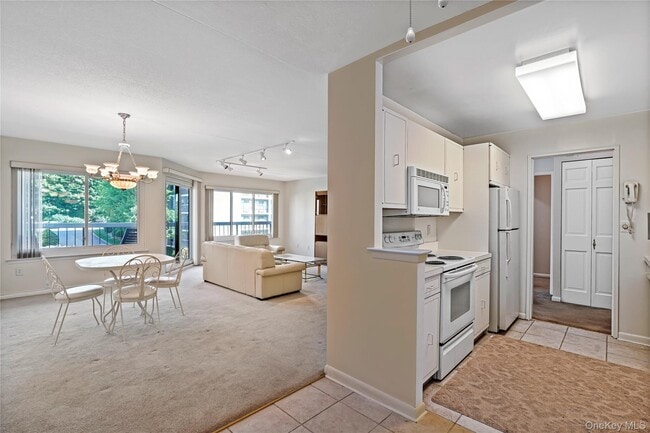 Building Photo - 200 High Point Dr Unit 308