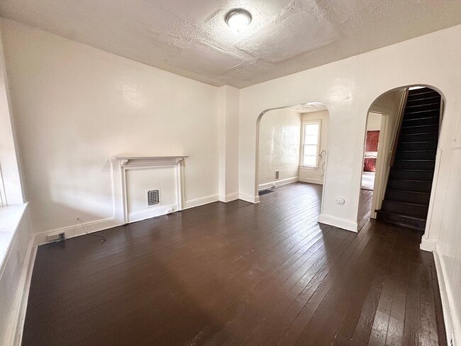 Photo - 4 Bedroom 1 Bathroom w/Garage in York City!