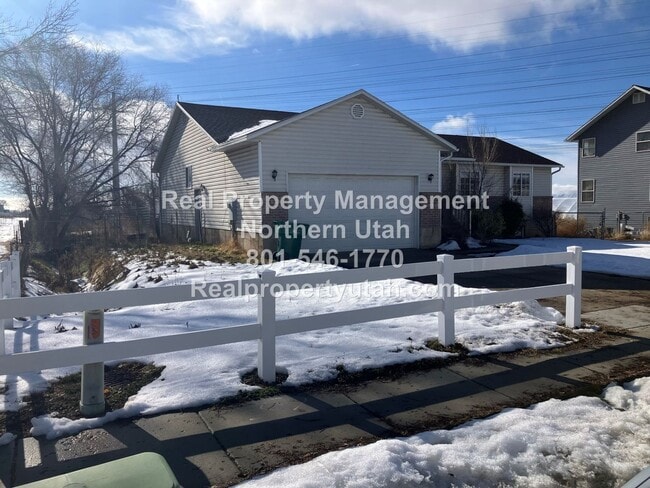 Photo - 6 Bed 3.5 Bath Rambler Home in Layton