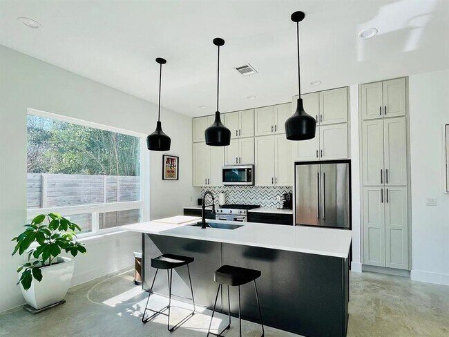 Photo - 910 Gullett St