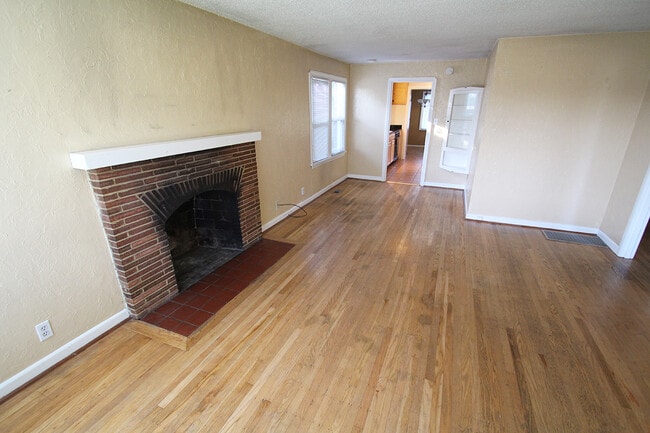 Photo - BEAUTIFUL 2 BED, 1 BATH SEATTLE HOME FOR RENT W EASY COMMUTE