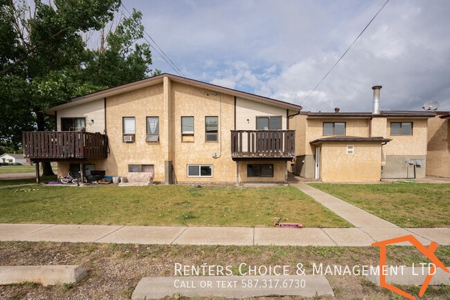 Building Photo - Townhouse Near Downtown With Assigned Parking