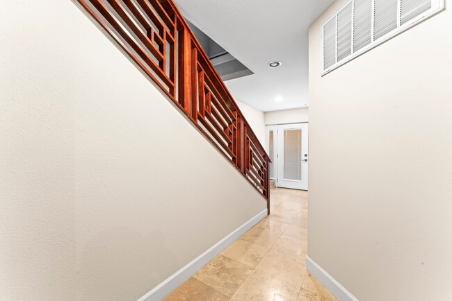 Hallway leading to the front bedroom - 113 S Newport Ave