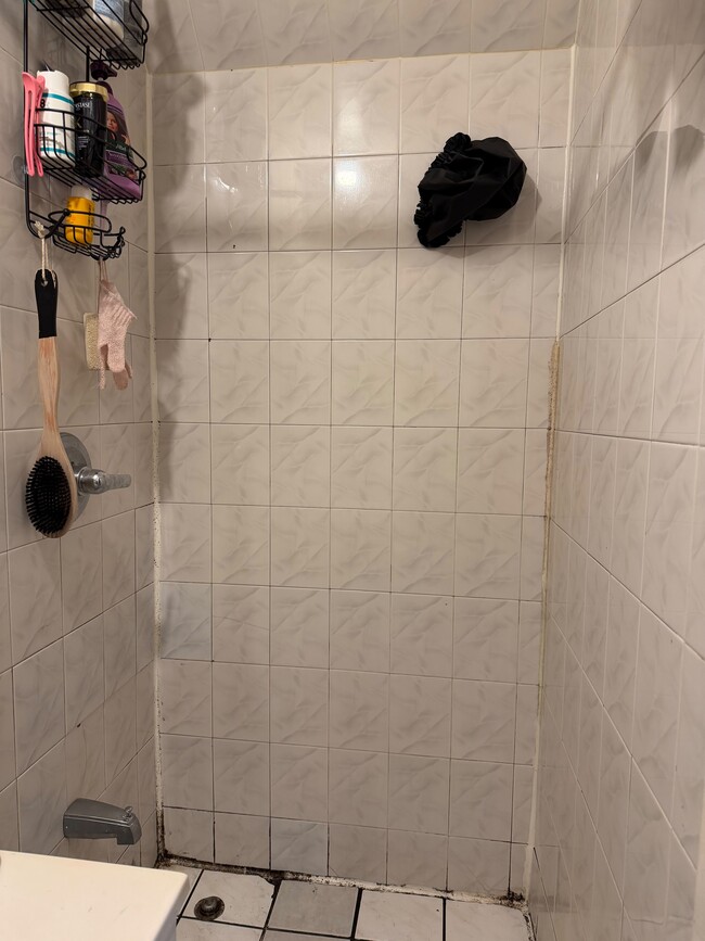 Building Photo - 3130 68th St Unit Studio Apartment Woodside