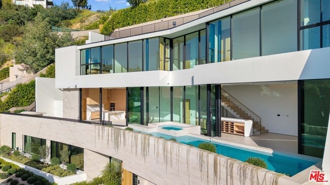 Building Photo - 8765 Hollywood Blvd