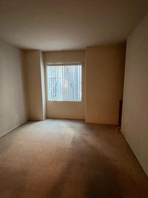 Large Master Bedroom w/ brand new carpet - 4060 Glencoe Ave Unit 125
