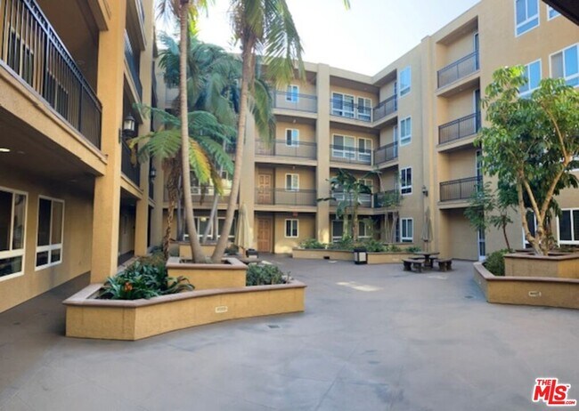 Photo - 1401 S St Andrews Pl Unidad 411 Rental