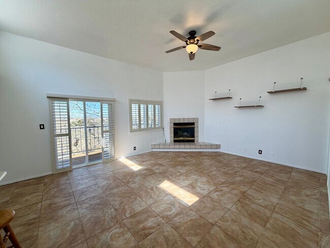 Photo - Cozy 2 Bedroom 2 Bathroom Home In 4 Hills!