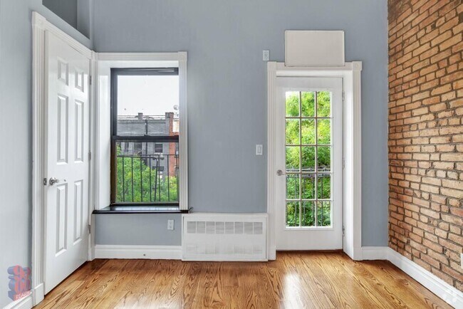 Building Photo - 521 E 5th St Rental