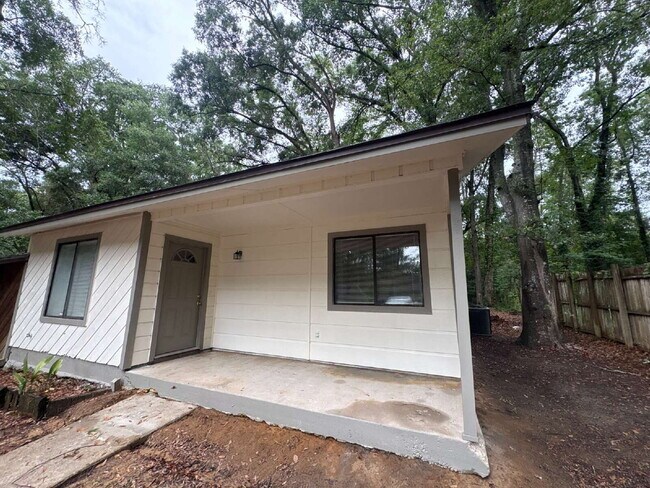 Building Photo - Recently Remodeled 2 Bedroom 1 Bathroom Duplex!
