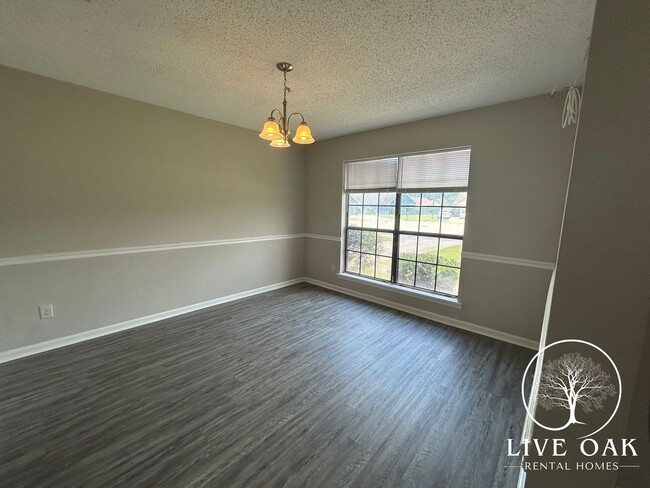 Photo - MOVE IN SPECIAL: $500 OFF 1ST MONTH'S RENT!**