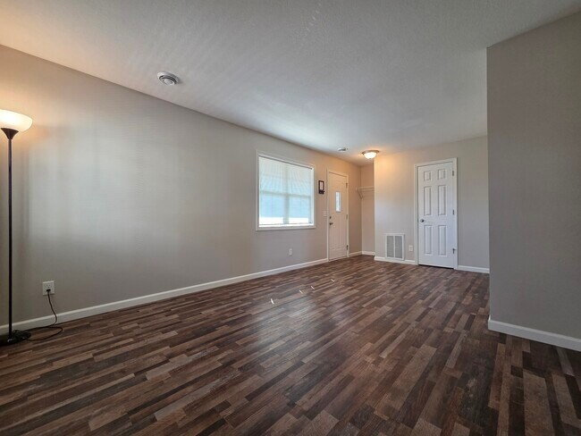 Entry - 316 Lewis St S