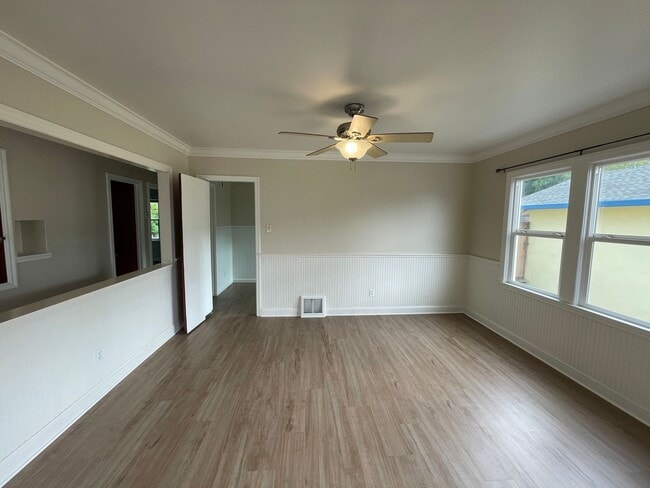 Photo - A gorgeous 3 bedroom and 1 bathroom home in Pacifica!