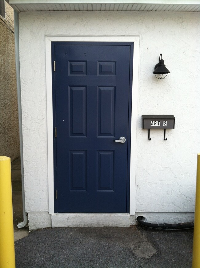 Building Photo - 227 E Lancaster Ave Unit Apt #2