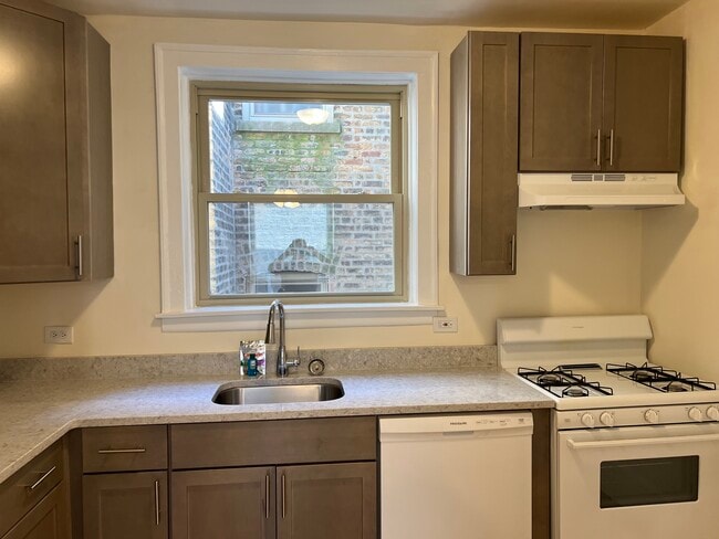 Photo - 2047-2049 W Berwyn Ave
