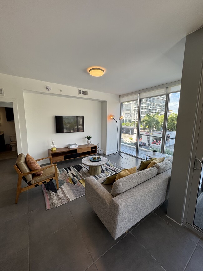 Building Photo - 405 NE 28th St Unit B