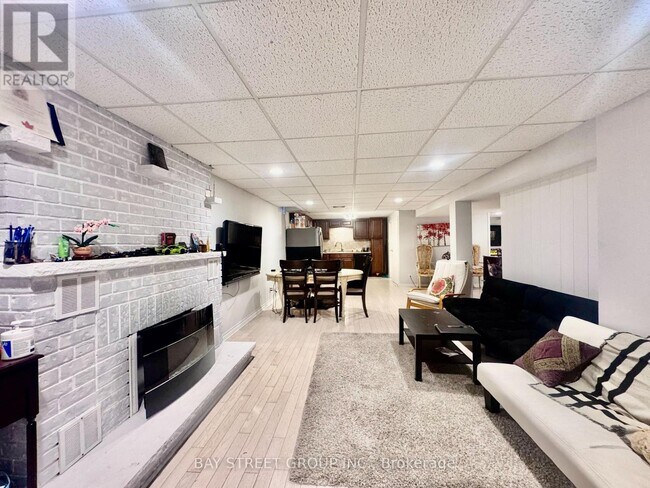 Photo - 2082 Burbank Dr
