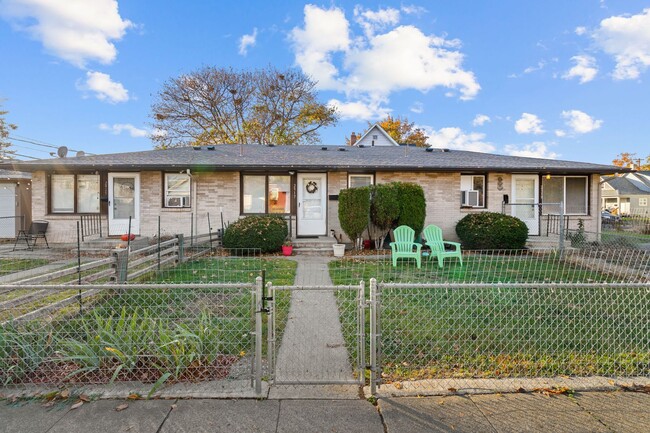 Building Photo - 2915 N Lincoln St Unit 2917 N Lincoln Rental