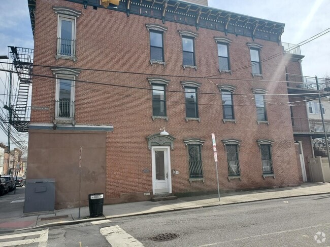 Building Photo - 69 Franklin St Rental