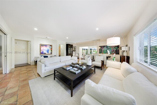 Photo - 526 Satinwood Dr