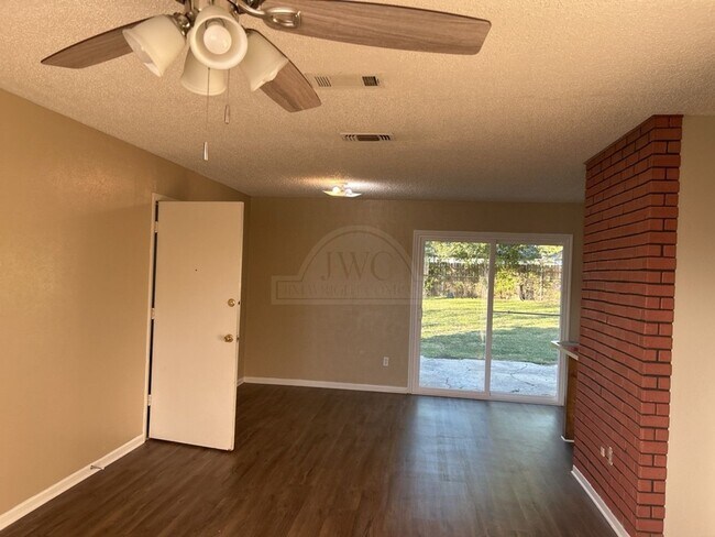 Photo - 607 Spoke Dr