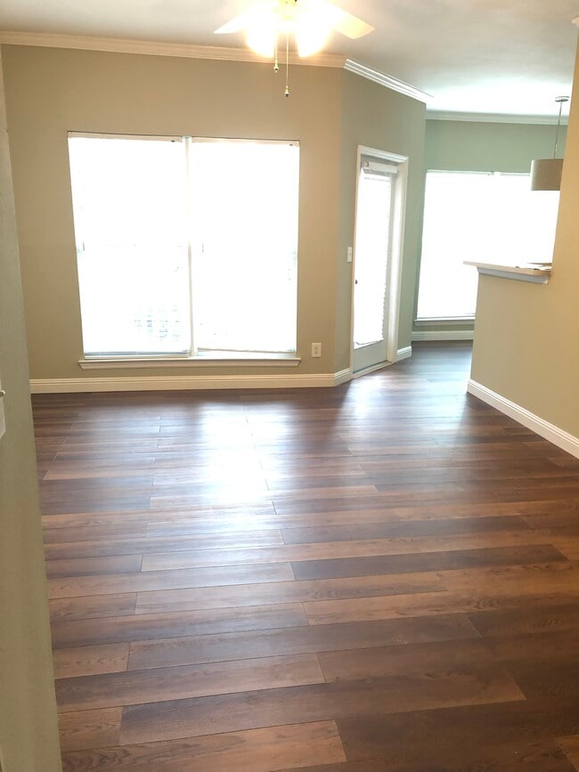 Building Photo - 700 Daniel Ellis Dr Unit 9105