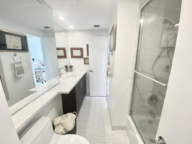 Photo - 800 West Ave